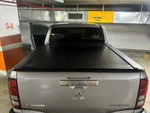 Cargar imagen en el visor de la galería, Cobertor RetraxOne MX para vagón de pickup Mitsubishi L200 Doble Cabina 2024 en adelante