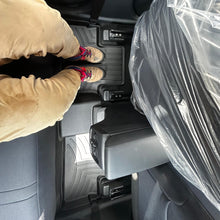 Cargar imagen en el visor de la galería, Alfombra WeatherTech Bandeja FloorLiner para Toyota Yaris Cross 2024+