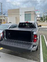 Cargar imagen en el visor de la galería, Cobertor Trifold para Ram 1500 con rambox