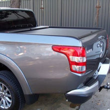 Cargar imagen en el visor de la galería, 614M Cobertor para vagón de pickup RollNLock para Mitsubishi L200 Doble Cabina 2016 al 2023