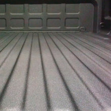 Cargar imagen en el visor de la galería, Aplicacion de Rhino Linings en vagon y compuerta pickup Full Size