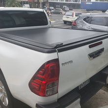 Cargar imagen en el visor de la galería, 60132 Cobertor para vagón de pickup RetraxOne MX para Toyota Hilux Revo Doble Cabina 2016+ - Pro Performance