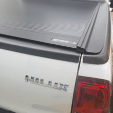 Cargar imagen en el visor de la galería, Cobertor para vagón de pickup RetraxOne MX para Toyota Hilux Revo Doble Cabina 2016+
