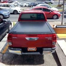 Cargar imagen en el visor de la galería, Cobertor para vagón de pickup RetraxOne MX para Toyota Hilux Revo Doble Cabina 2016+