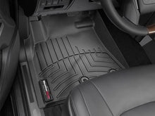 Cargar imagen en el visor de la galería, Alfombra WeatherTech para Toyota Land Cruiser 2012+ Kit con FloorLiner 1ra y 2da fila en color negro.