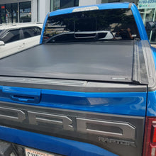 Cargar imagen en el visor de la galería, 60373 Cobertor para vagón de pickup RetraxOne MX para Ford F150/Dodge Ram Doble Cabina - Pro Performance