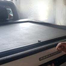 Cargar imagen en el visor de la galería, 614M Cobertor para vagón de pickup RollNLock para Mitsubishi L200 Doble Cabina 2016 al 2023