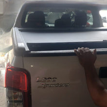 Cargar imagen en el visor de la galería, 614M Cobertor para vagón de pickup RollNLock para Mitsubishi L200 Doble Cabina 2016 al 2023