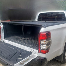 Cargar imagen en el visor de la galería, 614M Cobertor para vagón de pickup RollNLock para Mitsubishi L200 Doble Cabina 2016 al 2023
