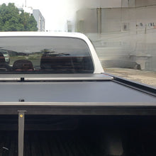 Cargar imagen en el visor de la galería, 614M Cobertor para vagón de pickup RollNLock para Mitsubishi L200 Doble Cabina 2016 al 2023
