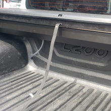 Cargar imagen en el visor de la galería, 614M Cobertor para vagón de pickup RollNLock para Mitsubishi L200 Doble Cabina 2016 al 2023