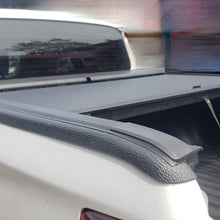 Cargar imagen en el visor de la galería, 614M Cobertor para vagón de pickup RollNLock para Mitsubishi L200 Doble Cabina 2016 al 2023
