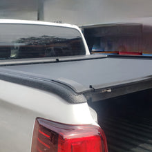Cargar imagen en el visor de la galería, 614M Cobertor para vagón de pickup RollNLock para Mitsubishi L200 Doble Cabina 2016 al 2023