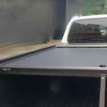 Cargar imagen en el visor de la galería, 614M Cobertor para vagón de pickup RollNLock para Mitsubishi L200 Doble Cabina 2016 al 2023