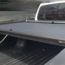 Cargar imagen en el visor de la galería, 614M Cobertor para vagón de pickup RollNLock para Mitsubishi L200 Doble Cabina 2016 al 2023