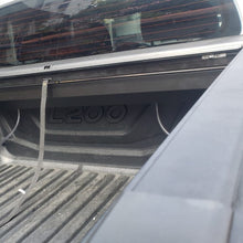 Cargar imagen en el visor de la galería, 614M Cobertor para vagón de pickup RollNLock para Mitsubishi L200 Doble Cabina 2016 al 2023