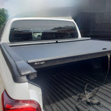 Cargar imagen en el visor de la galería, 614M Cobertor para vagón de pickup RollNLock para Mitsubishi L200 Doble Cabina 2016 al 2023