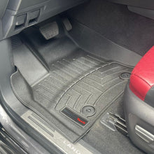 Cargar imagen en el visor de la galería, Alfombra WeatherTech para Toyota Land Cruiser LC300 y Lexus LX 2022-2023 Kit FloorLiner color negro.