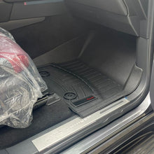 Cargar imagen en el visor de la galería, Alfombra WeatherTech para Toyota Land Cruiser LC300 y Lexus LX 2022-2023 Kit FloorLiner color negro.