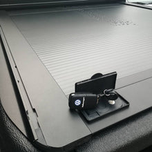 Cargar imagen en el visor de la galería, T-60121 Cobertor para vagón de pickup RetraxOne XR para VW Amarok Doble Cabina - Pro Performance