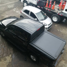 Cargar imagen en el visor de la galería, T-60121 Cobertor para vagón de pickup RetraxOne XR para VW Amarok Doble Cabina - Pro Performance