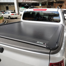 Cargar imagen en el visor de la galería, T-60104 Cobertor para vagón de pickup RetraxOne XR para Nissan Frontier NP300 Doble Cabina - Pro Performance