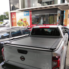 Cargar imagen en el visor de la galería, T-60104 Cobertor para vagón de pickup RetraxOne XR para Nissan Frontier NP300 Doble Cabina - Pro Performance