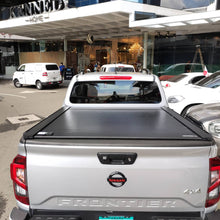 Cargar imagen en el visor de la galería, T-60104 Cobertor para vagón de pickup RetraxOne XR para Nissan Frontier NP300 Doble Cabina - Pro Performance