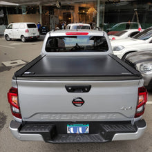 Cargar imagen en el visor de la galería, T-60104 Cobertor para vagón de pickup RetraxOne XR para Nissan Frontier NP300 Doble Cabina - Pro Performance