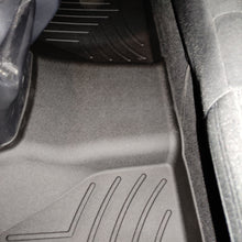 Cargar imagen en el visor de la galería, Alfombra WeatherTech Bandeja FloorLiner para Nissan Frontier NP300 2022 en adelante.