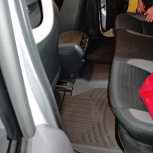 Cargar imagen en el visor de la galería, Alfombra WeatherTech Bandeja FloorLiner para Nissan Frontier NP300 2022 en adelante.