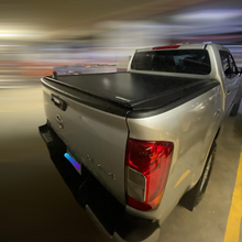 Cargar imagen en el visor de la galería, 60104 Cobertor RetraxOne MX para vagón de pickup Nissan Frontier NP300 2022+ Doble Cabina