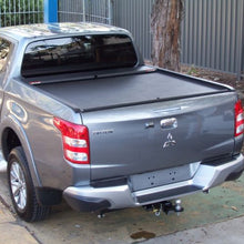 Cargar imagen en el visor de la galería, 614M Cobertor para vagón de pickup RollNLock para Mitsubishi L200 Doble Cabina 2016 al 2023