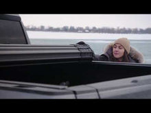 Cargar y reproducir el video en el visor de la galería, Pedido de Cobertor para vagón de pickup Bak Revolver X4s para pickup grandes (F-150, Raptor, Tacoma, Silverado, Ram, Ridgeline, etc.)