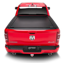 Cargar imagen en el visor de la galería, T-60243 Cobertor para vagón de pickup RetraxOne XR para Dodge Ram 1500 Doble Cabina 5.7"