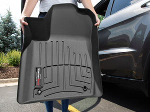 Alfombra WeatherTech FloorLiner para Ford Expedition 2021 en adelante en color negro.