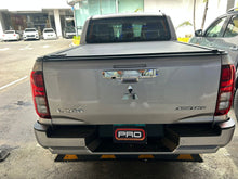 Cargar imagen en el visor de la galería, Cobertor RetraxOne MX para vagón de pickup Mitsubishi L200 2025 Doble Cabina
