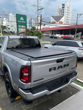 Cargar imagen en el visor de la galería, Cobertor Trifold para Ram 1500 con rambox
