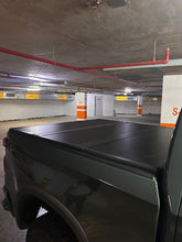 Cargar imagen en el visor de la galería, Cobertor Trifold para  Chevrolet Silverado
