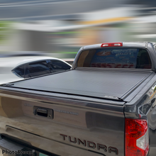 Cargar imagen en el visor de la galería, Cobertor para vagón de pickup RetraxOne MX para Toyota Tundra 5.7 pulg
