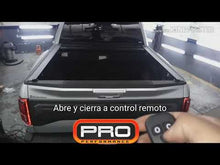 Cargar y reproducir el video en el visor de la galería, Pedido de RetraxOne MX a control remoto para vagón de pickup mediana.

