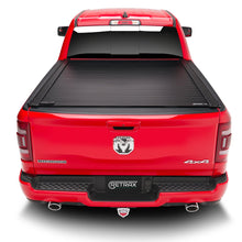 Cargar imagen en el visor de la galería, T-60243 Cobertor para vagón de pickup RetraxOne XR para Dodge Ram 1500 Doble Cabina 5.7&quot;
